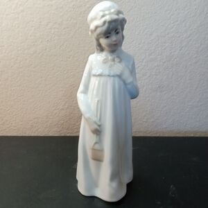 EXQUISITE Sanbo Spain 8" Girl Porcelain Figurine in Lladro Nao Style.